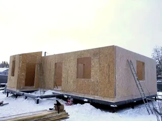 Haus nach Projekt „Amulet“, Dorf Agalatovo: Wandmontage
