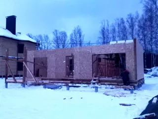 Özel projeye göre 104 m² ev, Kostroma bölgesi: duvar montajı