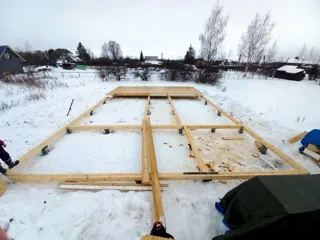 Haus 105 m² nach individuellem Projekt, Dorf Svingino: Fundament und Grundrahmen