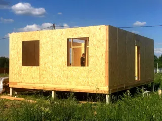 58 m² ev, “Slavyanskiy Skit” projesi, Alabukhino köyü: duvar montajı