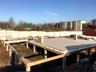 Haus nach Projekt „Mistika - K2.8“, Strunino: Fundament und Grundrahmen