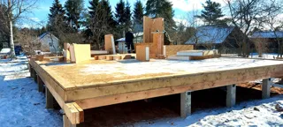 Haus nach Projekt „Barnhouse 76.1“, Gartengemeinschaft SNT „Petrogradskoje“: Boden aus SIP-Paneelen auf Höhe 0