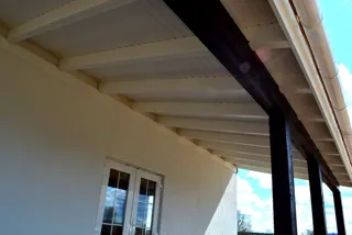 Haus nach Projekt „Sefir“, Dorf Kadnikovo: Terrasse und Eingangsbereich