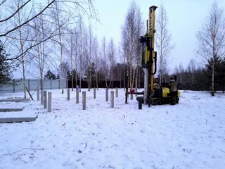 Haus nach Projekt „Korsar - D2.8“, Siedlung Gustomesovo: Fundament und Grundrahmen