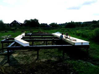 Haus nach Projekt „Ermak“, Siedlung Belavino: Fundament und Grundrahmen