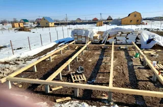 87 m² ev, özel proje, “Rıbolovo” sitesi: temel ve taban kuşağı