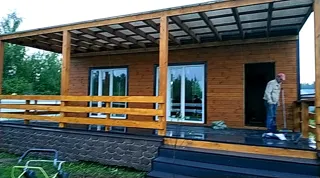 Haus nach Projekt „Mistika - S2.8“, Dorf Kukarino: Terrasse und Eingangsbereich
