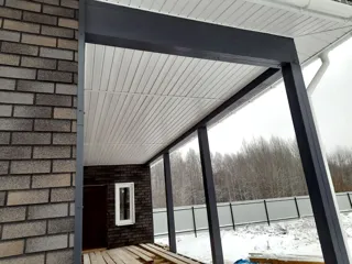 Haus nach Projekt „Randevu - E2.8“, Dorf Bashutino: Terrasse und Eingangsbereich