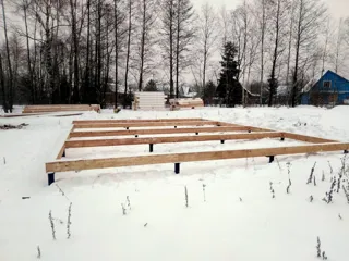 Haus nach Projekt „Jaroslawl“, Dorf Karmanovo: Fundament und Grundrahmen