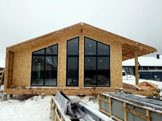 Haus nach individuellem Entwurf, Dorf Kukarino: Fenster und Türen