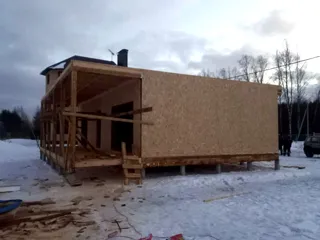 104 m² ev, özel proje, Kostroma bölgesi: teras ve giriş merdiveni