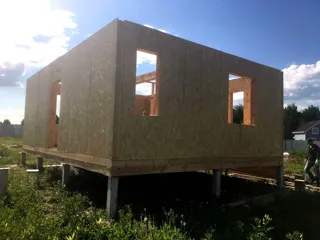 58 m² ev, “Slavyanskiy Skit” projesi, Alabukhino köyü: duvar montajı