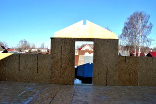 Haus nach Projekt „Townhouse - 1“, Ivanovo: Wandmontage