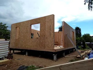 Haus nach Projekt „Slawjanskij Skit“, Dorf Dievo-Gorodishche: Wandmontage