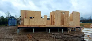 Haus nach individuellem Entwurf, Siedlung Severnyy: Wandmontage