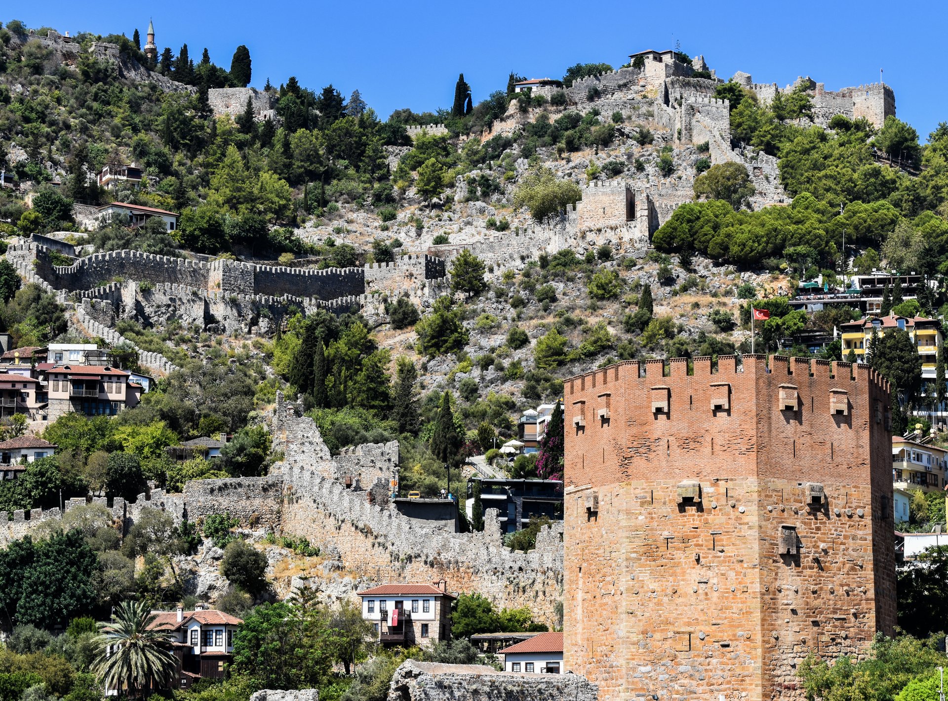 Kulturelles Alanya: Roter Turm, Werft und Events an historischen Orten