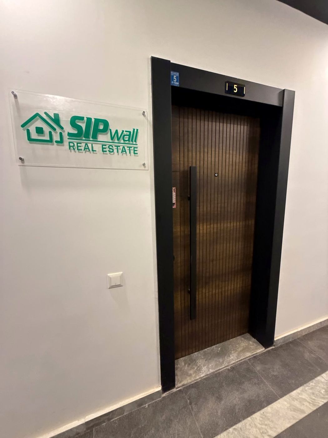 Дверь с вывеской SIPwall Real Estate
