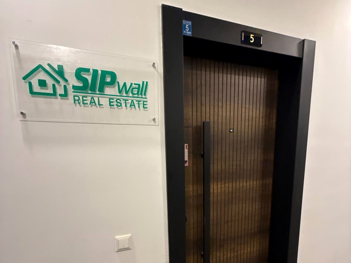 Дверь с вывеской SIPwall Real Estate